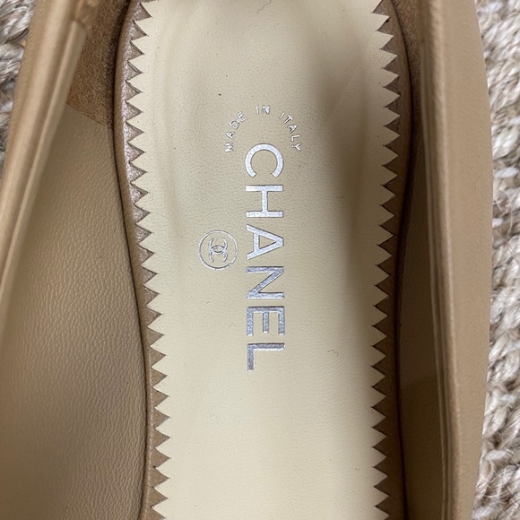 SOLD Chanel tan & black pointed toe flats - Picture 2 of 13
